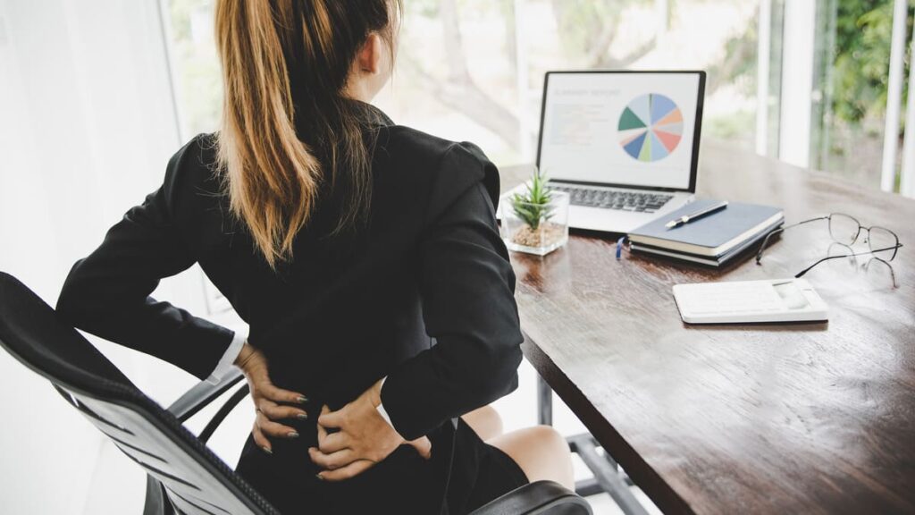 young-business-woman-at-the-office-with-terrible-back-pain